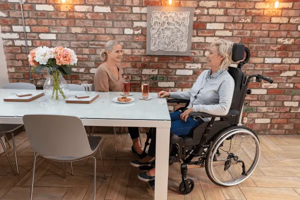 Multifunktions- und Lagerungsrollstuhl Rea Clematis Pro mit Therapietisch und Pelotten perlmuttbeige