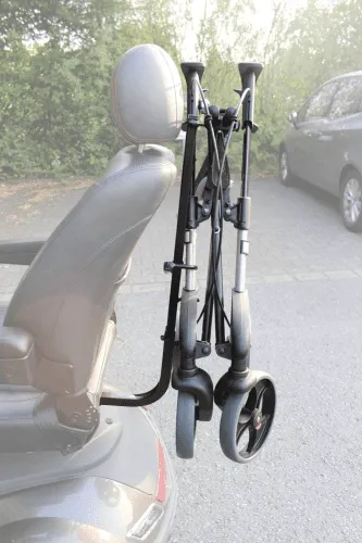 Rollatorhalter für Scooter und seitlich faltbare Rollatoren